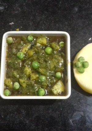 આલુ મટર  ઈન પાલખ કરી રેસીપી મુખ્ય ફોટો