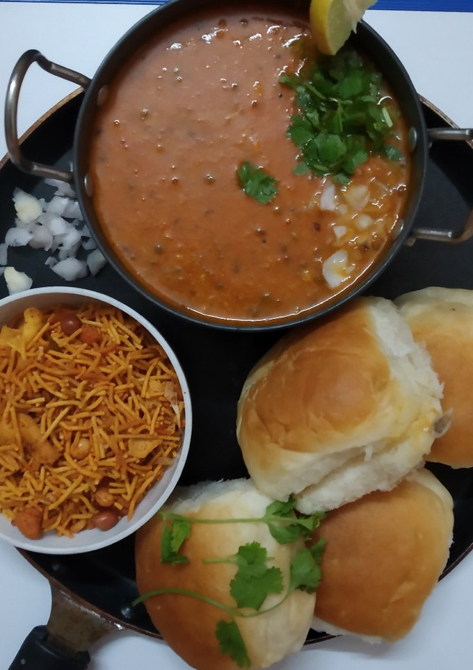 મિસળ પાઉં (Misal Pav Recipe in Gujarati) રેસીપી મુખ્ય ફોટો