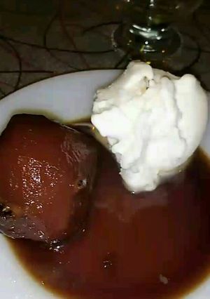 Una foto de Peras al vino con helado