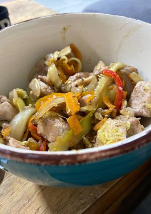Una foto de Salteado de Pollo con Verduras para chuparse los dedos