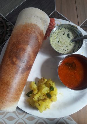 दोसा आलू, सांबर और नारियल के चटनी के साथ रेसिपी मुख्य फोटो