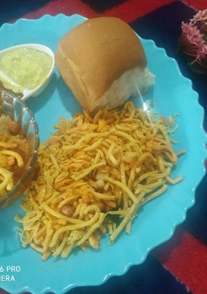 A picture of Misal Pav.