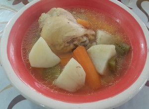 Una foto de Caldo de pollo para el frío 🐔❄