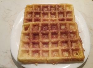 Sajtos, sonkás gofri recept fotója