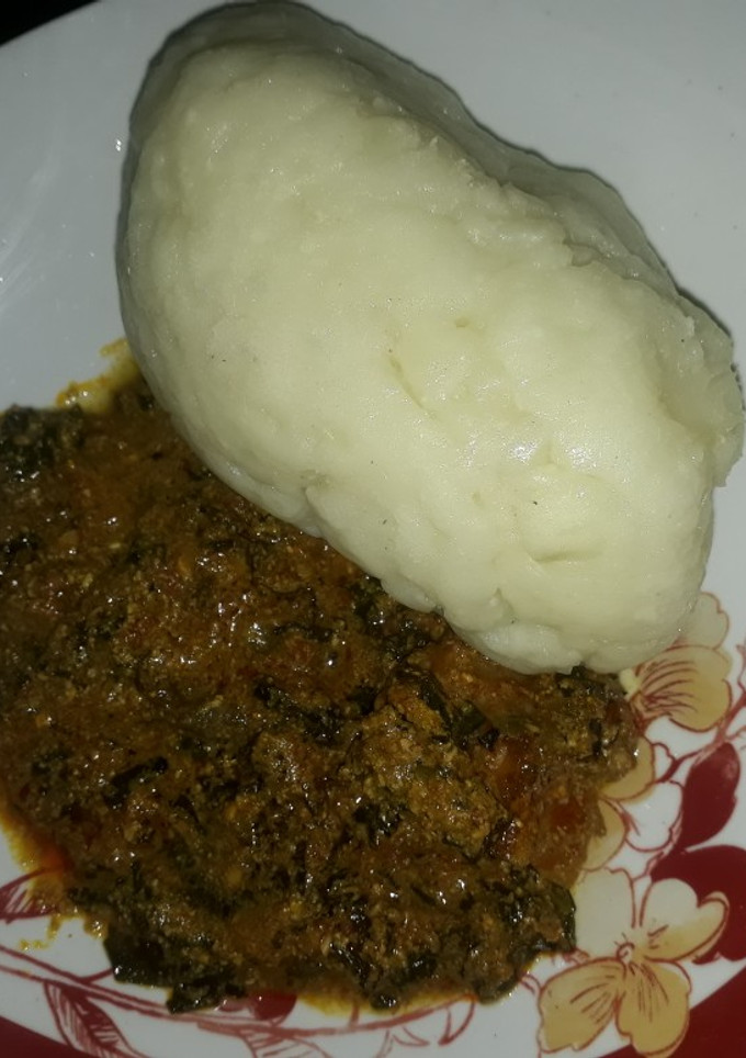 A picture of Egusi soup with pounded yam.