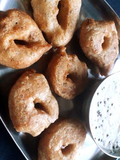 उडीद वडे (udid vada recipe in marathi) रेसिपी चे मुख्य फोटो 