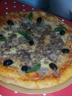 صورة لوصفة بيتزا 🍕 باللحم المفروم والجبن