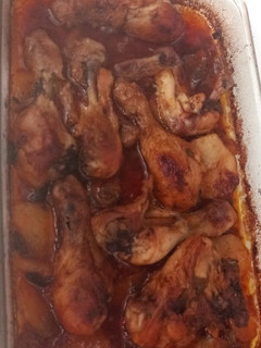 Una foto de Pollo rustido con setas y patatas