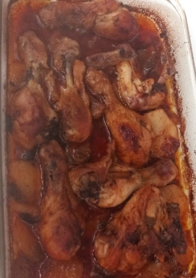 Una foto de Pollo rustido con setas y patatas