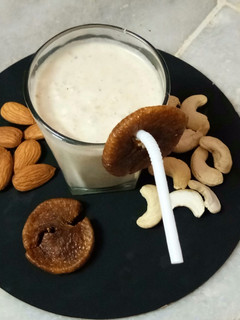 અંજીર કાજુ બદામ મિલ્ક શેક (Kaju Anjir Badam Milk Shake Recipe In Gujarati) રેસીપી મુખ્ય ફોટો