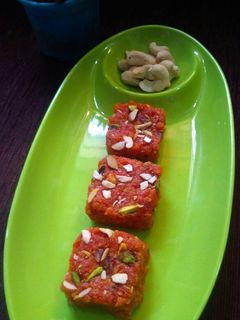 गाजर की बर्फी (Gajar ki barfi recipe in Hindi) रेसिपी मुख्य फोटो