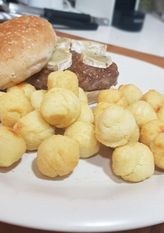 Una foto de Hamburguesa con cebolla y queso