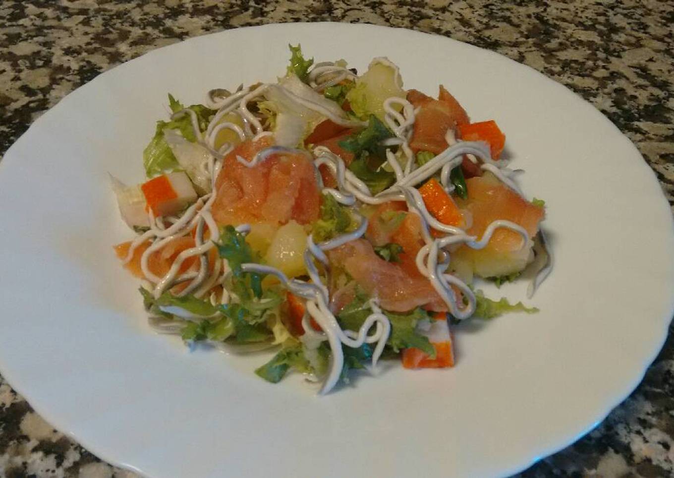 Ensalada de salmón y gulas