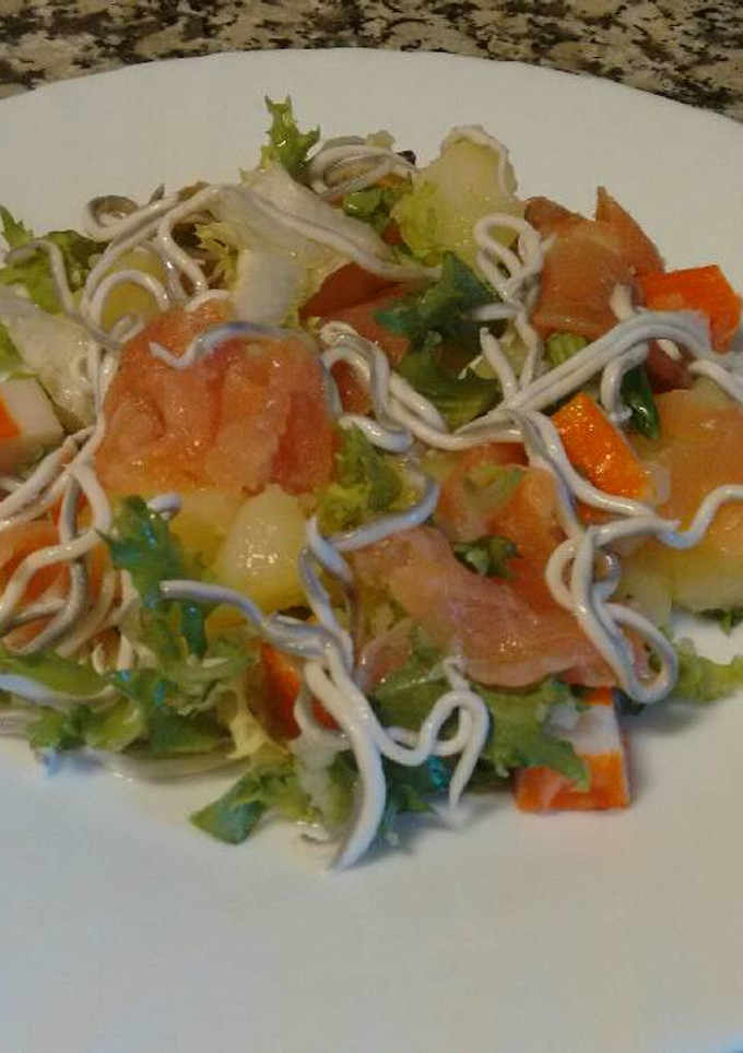 Una foto de Ensalada de salmón y gulas