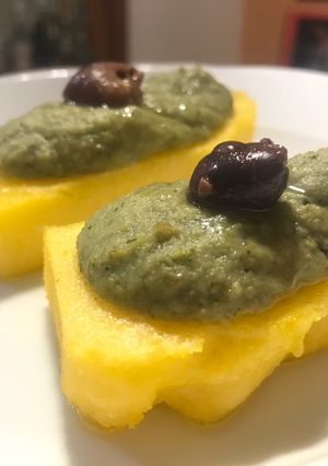 Foto di Crema di broccoli su polenta croccante