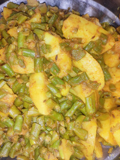 आलू बीन्स की सब्जी (aloo beans ki sabzi recipe in Hindi) रेसिपी मुख्य फोटो