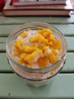Una foto de Mug cake de coco y mango