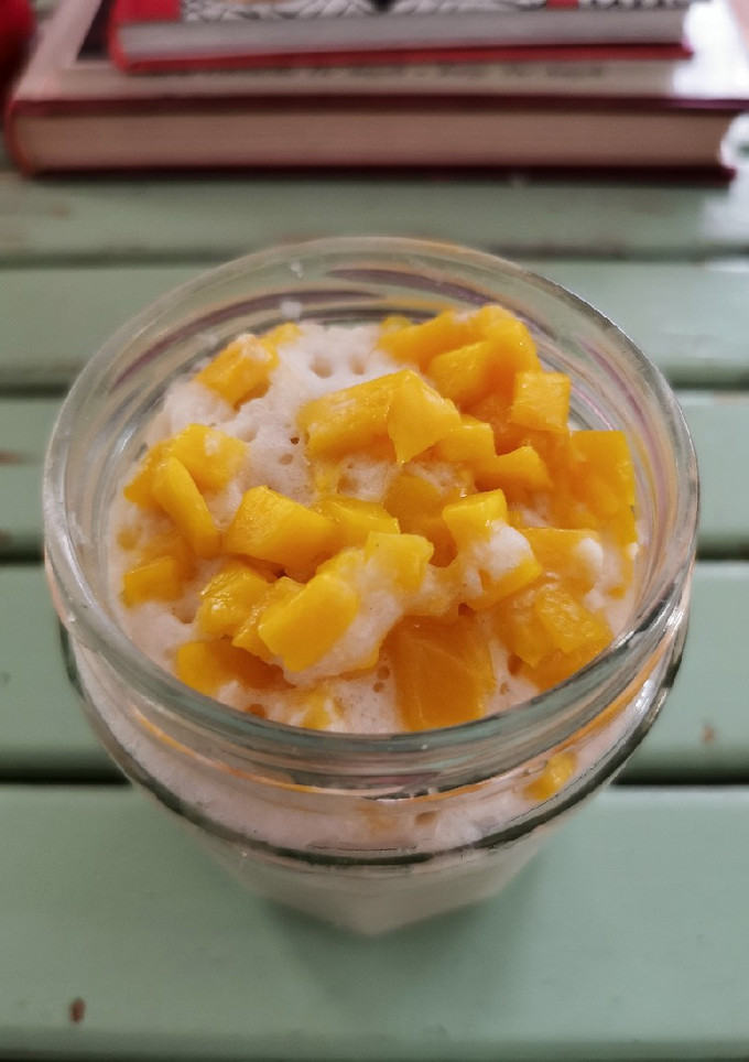 Una foto de Mug cake de coco y mango
