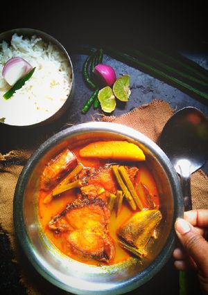 সজনে ডাঁটা দিয়ে কাতলা মাছের ঝোল(sajne danta diye macher jhol recipe in Bengali) রেসিপির প্রধান ছবি