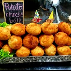 A picture of Potato cheese balls.