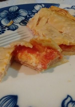 Una foto de Tarta de jamón y queso con tomate