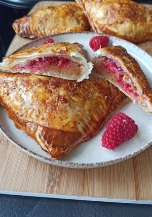 Une photo de Chaussons framboises et compotée de pommes