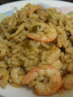 Una foto de Arroz verde de pimientos (con pollo, gambas y almejas)