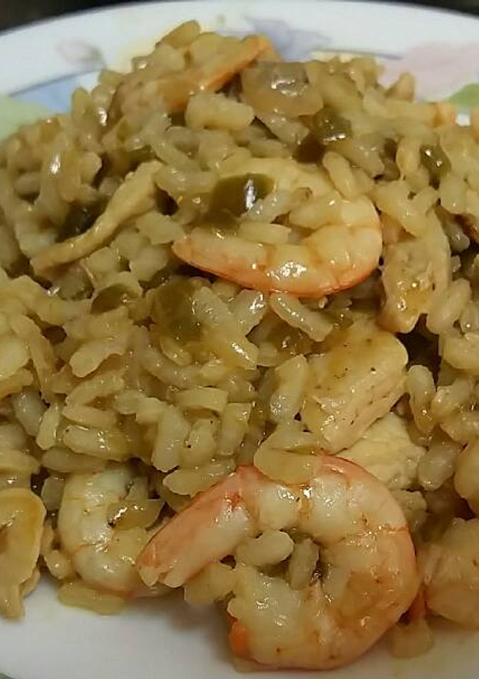 Una foto de Arroz verde de pimientos (con pollo, gambas y almejas)
