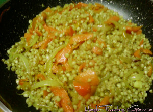 Foto principal de Trigo sarraceno con verduras, curry, cúrcuma y jengibre/vegana