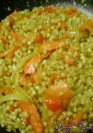 Una foto de Trigo sarraceno con verduras, curry, cúrcuma y jengibre/vegana
