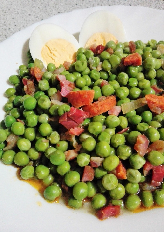 Una foto de Guisantes con chorizo y jamón