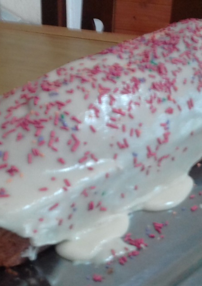 Una foto de Budín de naranja decorado con glasé de naranja