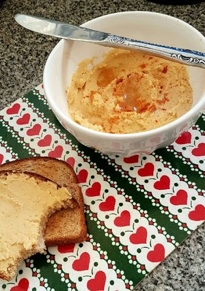 Una foto de Hummus (puré de garbanzos)