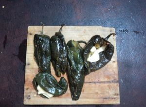 Una foto de Chiles asados al horno con tofu o queso vegano con salsa de jitomate asado. México