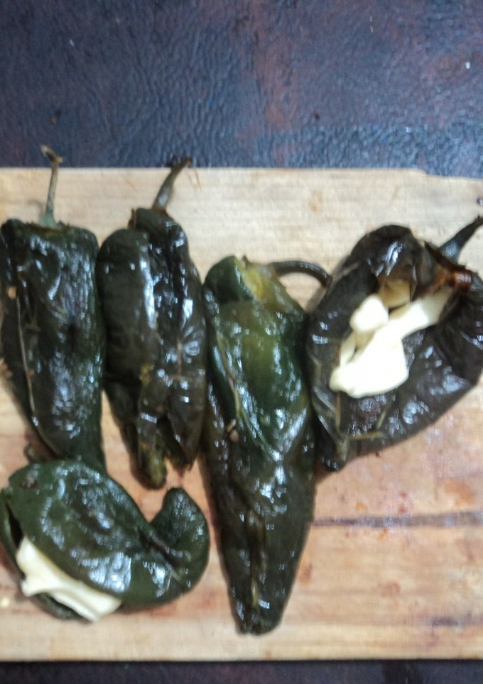 Una foto de Chiles asados al horno con tofu o queso vegano con salsa de jitomate asado. México
