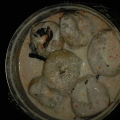 A picture of Dahi vada.