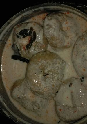 A picture of Dahi vada.