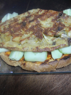 Una foto de Pincho con pepino y sobras de tortilla