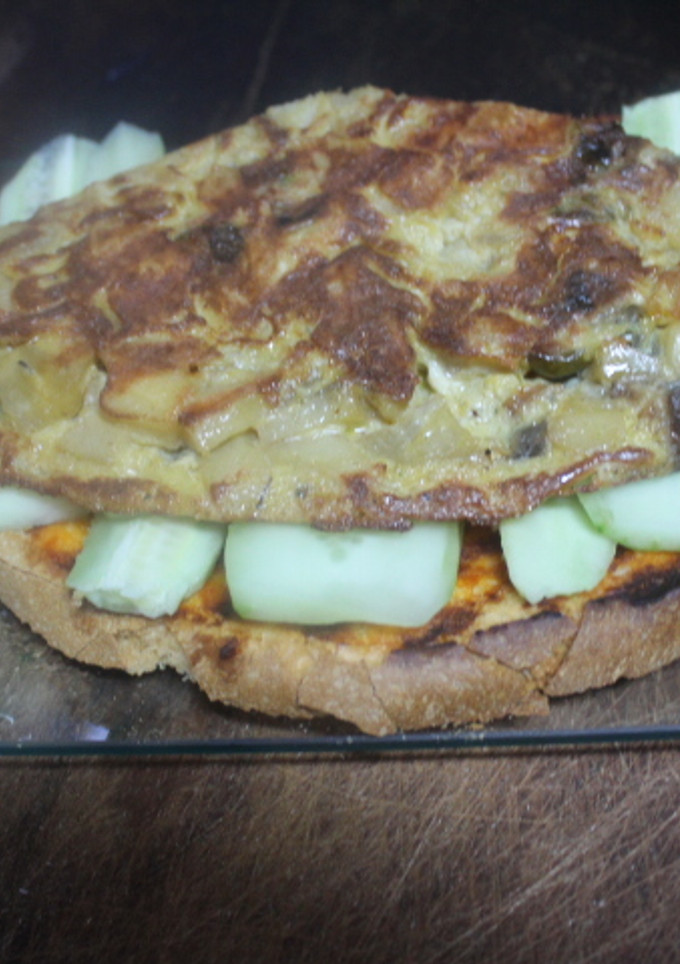 Una foto de Pincho con pepino y sobras de tortilla