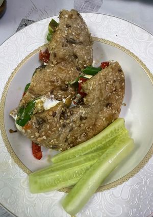 صورة لوصفة خبز البيغل او البيجل مع لبنه وبيستو وفلفل مشويbagel bread