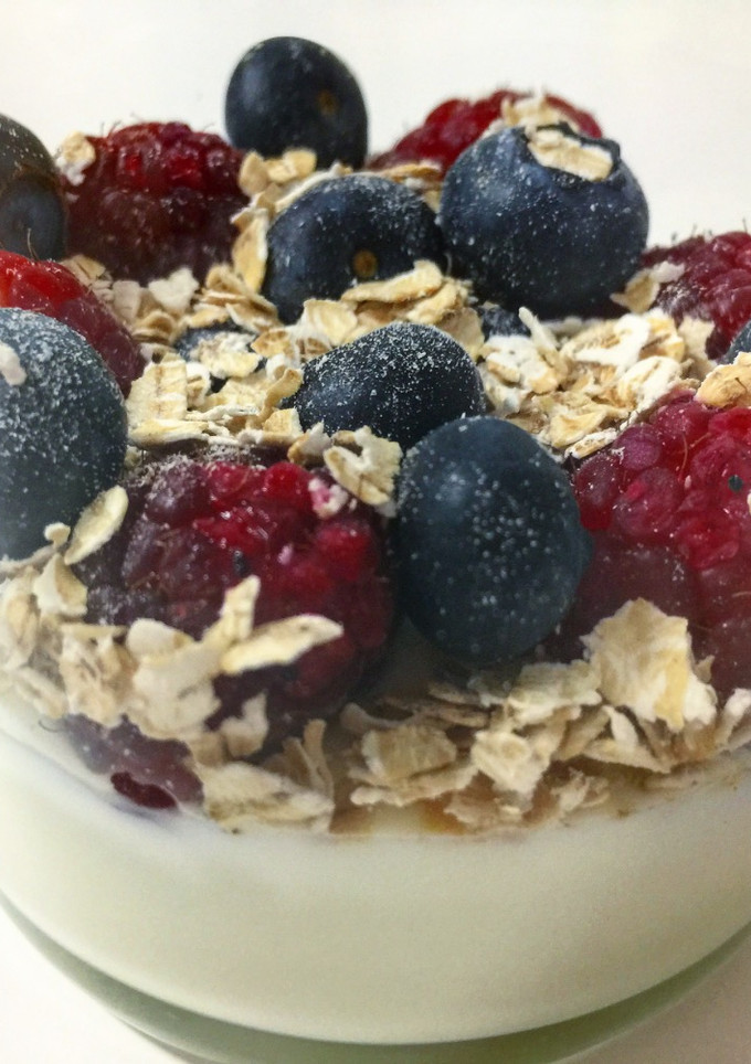 Una foto de Yogur con frutos del bosque