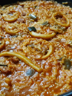 Una foto de Arroz con calamares y chorizo