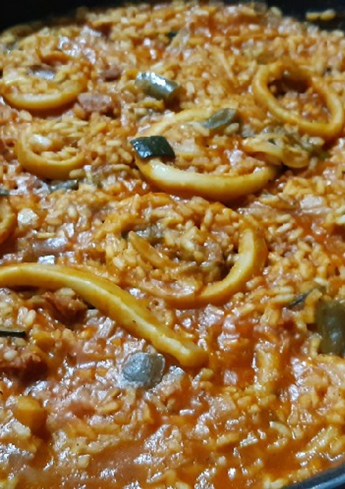 Una foto de Arroz con calamares y chorizo
