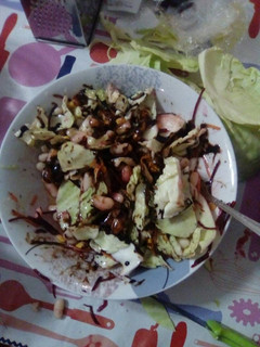 Una foto de Ensalada de col y alubias blancas