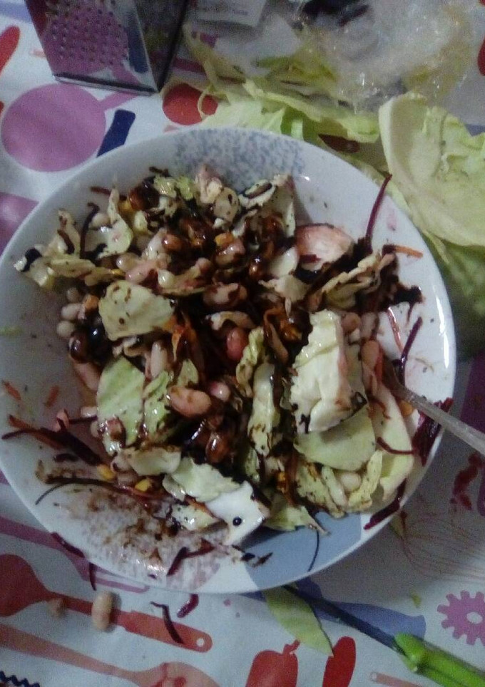 Una foto de Ensalada de col y alubias blancas
