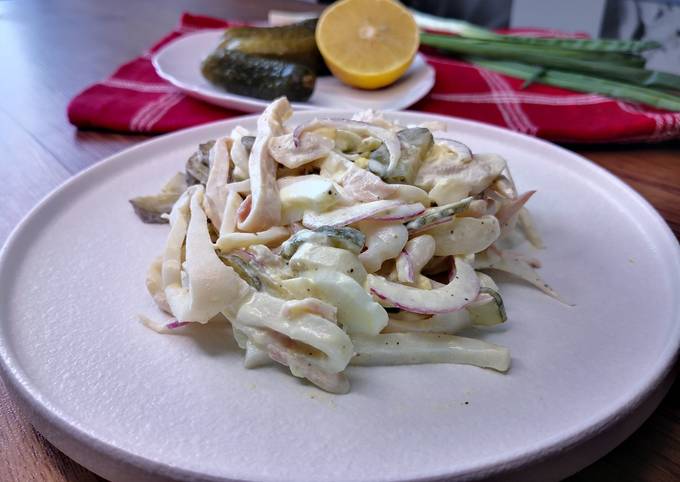 Салат с кальмарами и яйцом