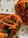 Bruschette con ciuffi di totano pomodoro e prezzemolo