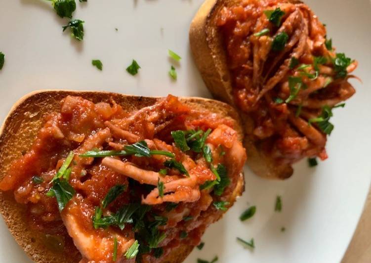 Bruschette con ciuffi di totano pomodoro e prezzemolo