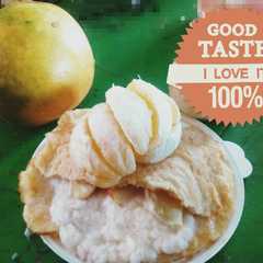 A picture of Helado acompañadas de panqueques y naranja.