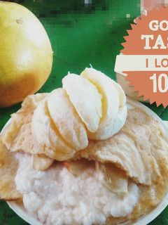 Una foto de Helado acompañadas de panqueques y naranja